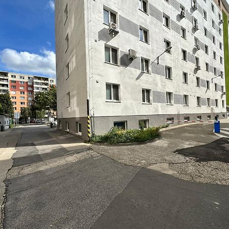 Cozy Studio Apartment In The Wider Center Bratislava Bagian luar foto